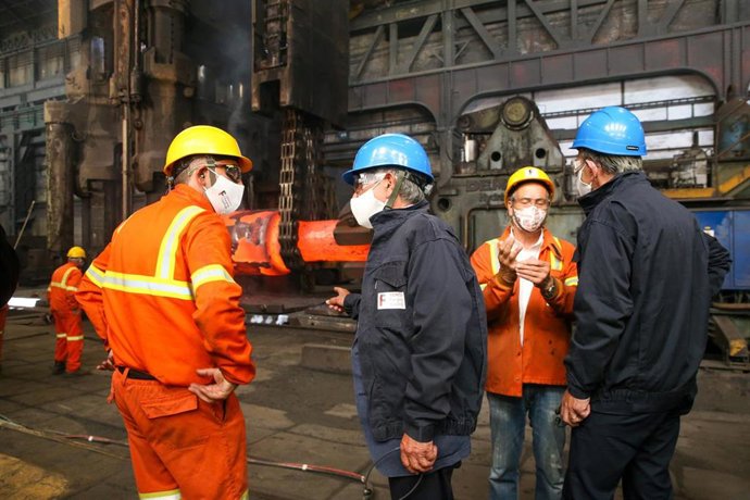 Archivo - El presidente de Cantabria, Miguel Ángel Revilla, y el consejero de Industria, Javier López Marcano, en una visita a Forgings&Castings