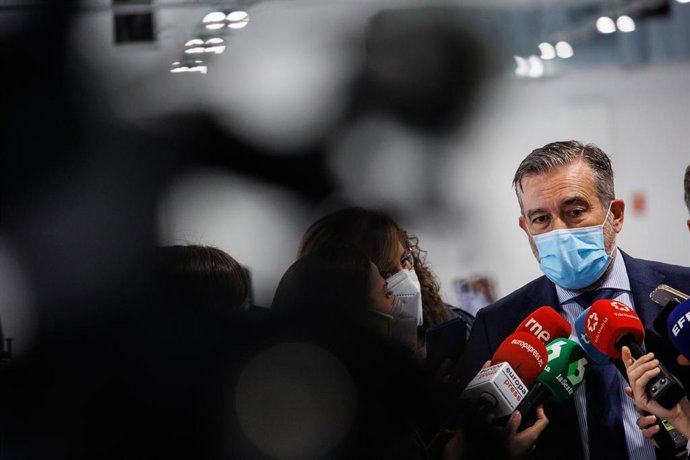 El consejero de Presidencia, Justicia e Interior de la Comunidad de Madrid, Enrique López, interviene ante los medios de comunicación durante su visita a la Oficina de Atención puesta en marcha por el Gobierno regional para los refugiados ucranianos, en