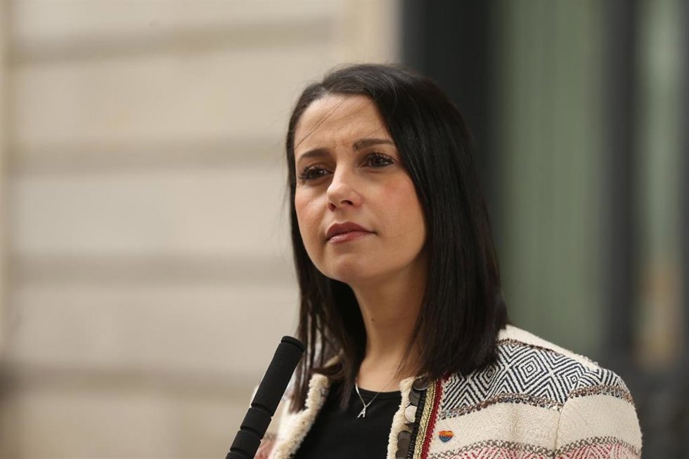Archivo - La líder de Cs, Inés Arrimadas, responde a los medios al mismo tiempo que se celebra una sesión plenaria, en el Congreso de los Diputados, a 24 de febrero de 2022, en Madrid (España). 