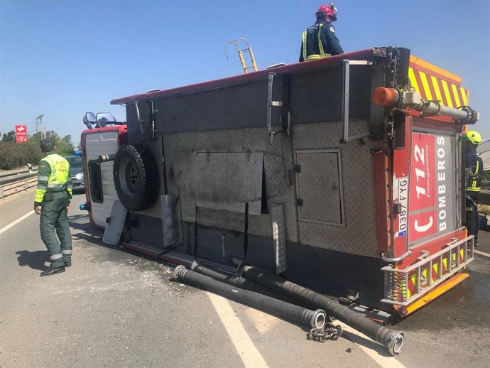 Camión de bomberos del Consorcio Provincial onubense volcado tras el accidente