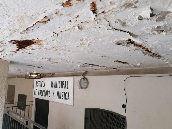 El PP critica el deterioro de la fachada del Círculo oscense.