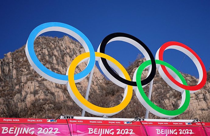 Archivo - 02 February 2022, China, Yanqing: The Olympic rings can be seen in the finish area of the ski alpine course at the National Alpine Ski Center. The Beijing 2022 Winter Olympics, is taking place from 04 February to 20 February under strict coron