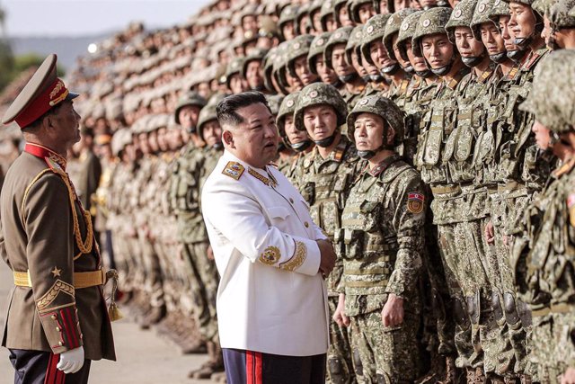 Kim Jong Un asiste a un desfile militar en Pyongyang en abril de 2022