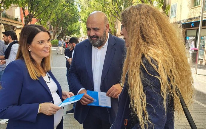 La presidenta del PP balear, Marga Prohens, y el presidente del PP de Palma, Jaime Martínez, en el inicio de la campaña para informar a pie de calle sobre la propuesta de la formación para bajar los impuestos en Baleares