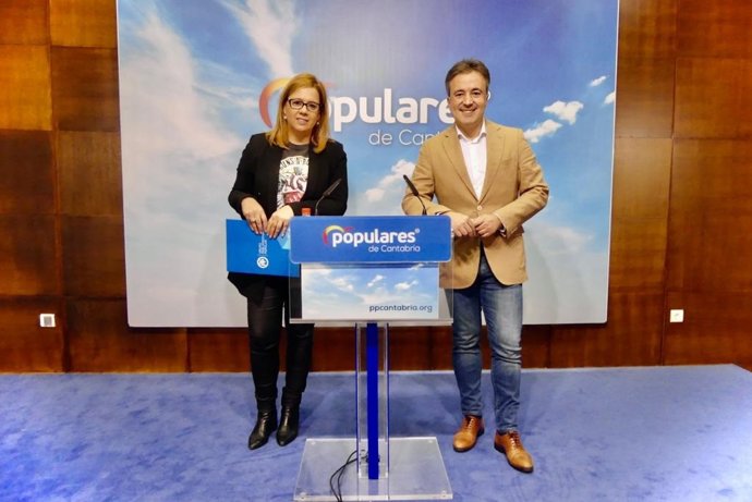 Los diputados nacionales del PP de Cantabria, Elena Castillo y Diego Movellán