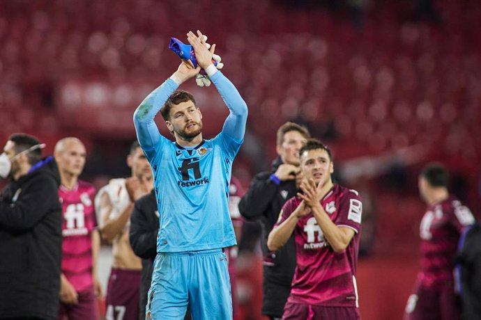 Archivo - Alex Remiro of Real Sociedad gestures during the spanish league, La Liga Santander, football match played between Sevilla FC and Real Sociedad at Ramon Sanchez-Pizjuan stadium on March 20, 2022, in Sevilla, Spain.