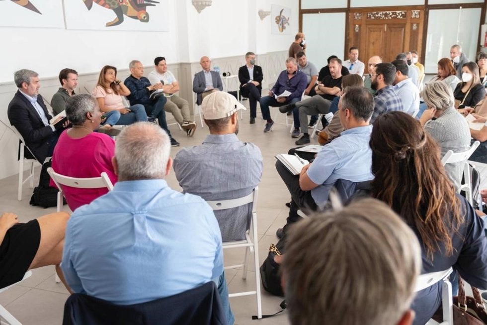 El secretario general nacional de CC-PNC, Fernando Clavijo, y otros miembros del partido se reúnen con agentes sociales y económicos del Archipiélago