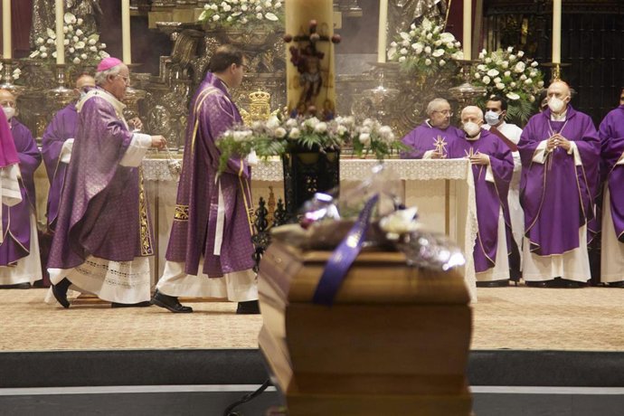 Detalle de la ceremonia durante el funeral del Cardenal Emérito de Sevilla Fray Carlos Amigo Vallejo en la Catedral de Sevilla
