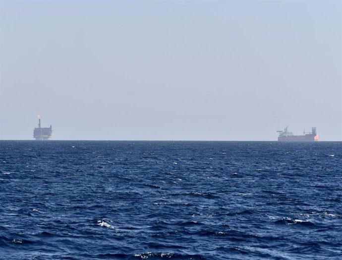 Archivo - Dos plataformas de gas y petróleo frente a la costa de Libia en el Mediterráneo Central en la zona de Bahr Essalam Gas Field y Bouri Oilfiield, a 25 de febrero de 2022, en Libia.  Estás plataformas de Gas Natural conectan el suministro energét