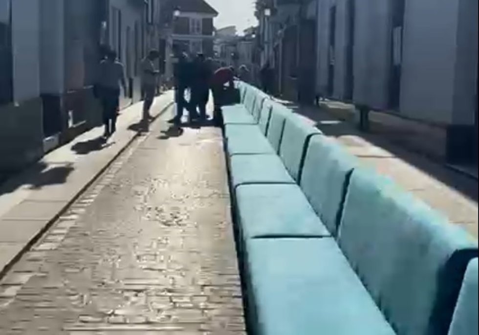 El sofá más largo de España está en Pilas