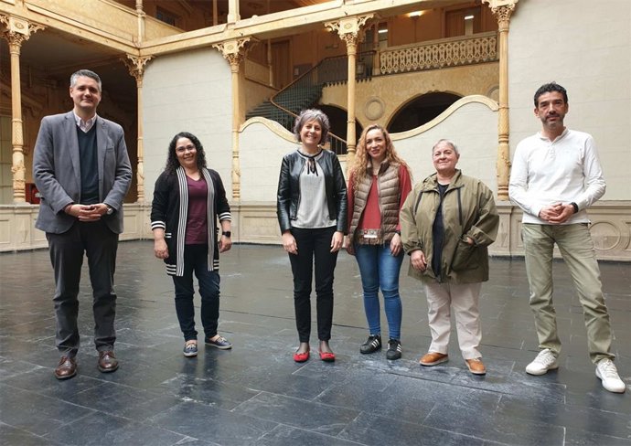 La consejera Esnaola junto a los representantes de las bibliotecas de Medellín y del Servicio de Bibliotecas de Navarra.