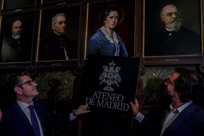 El ministro de la Presidencia, Relaciones con las Cortes y Memoria Democrática, Félix Bolaños (i), y el director del Ateneo, Luis Arroyo (d), descubren un retrato de Clara Campoamor.