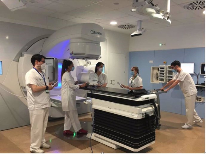 Profesionales sanitarios trabajan con el acelerador lieal del Hospital Universitario de Cáceres.