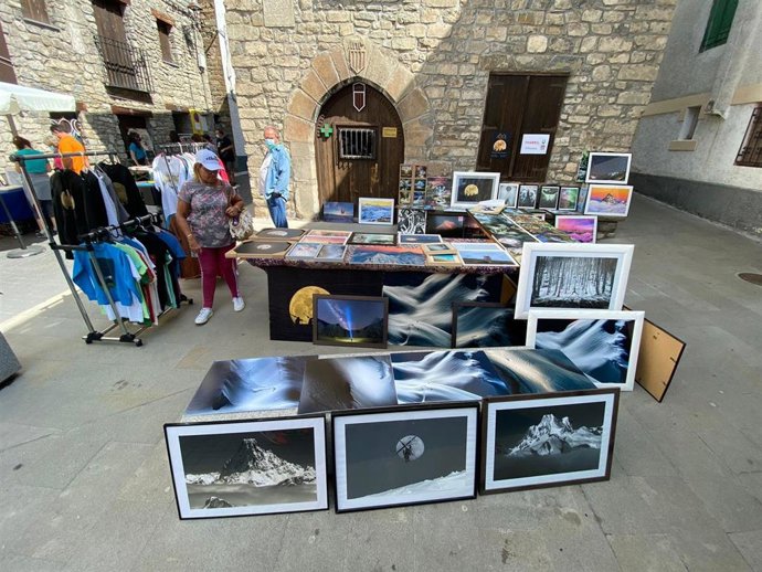 Villanúa celebra la segunda Muestra de emprendimiento, arte, artesanía y agroalimentación.