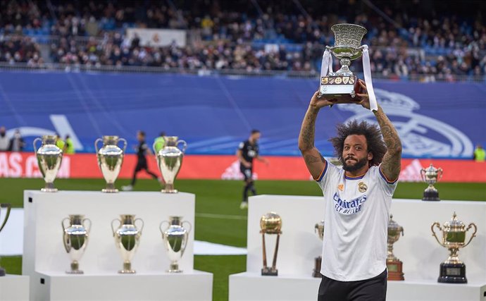 Archivo - Marcelo Vieira ofrece todos sus títulos al Santiago Bernabéu el pasado mes de enero tras conquistar la Supercopa de España en Riad
