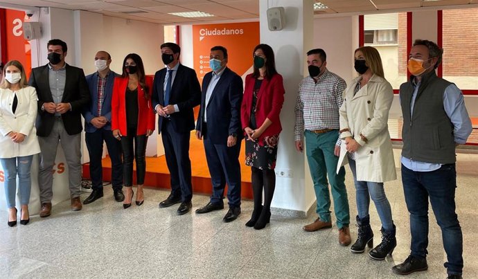 Archivo - El líder de Cs Andalucía, Juan Marín, junto a cargos institucionales del partido en la provincia de Málaga, en una imagen de archivo