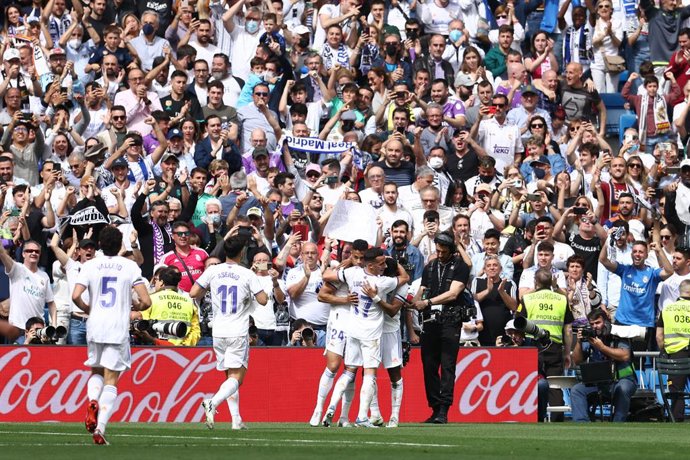 Jugadors del Reial Madrid celebren un dels gols de Rodrygo davant l'Espanyol