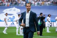 Rafa Nadal realiza el saque de honor del Real Madrid-Espanyol