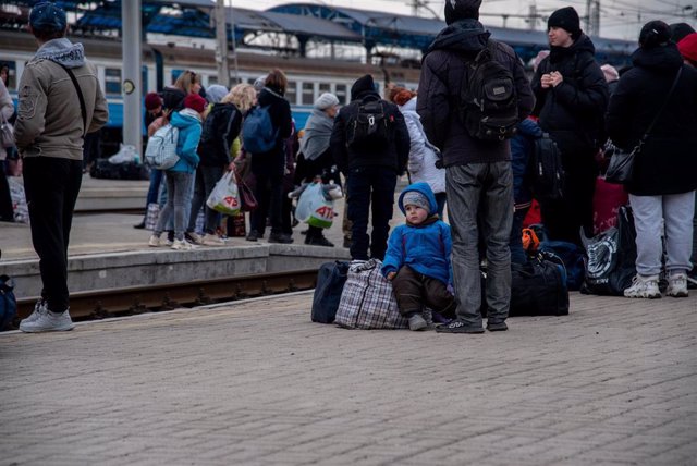Residentes de Sloviansk esperando un tren de evacuación en Donetsk