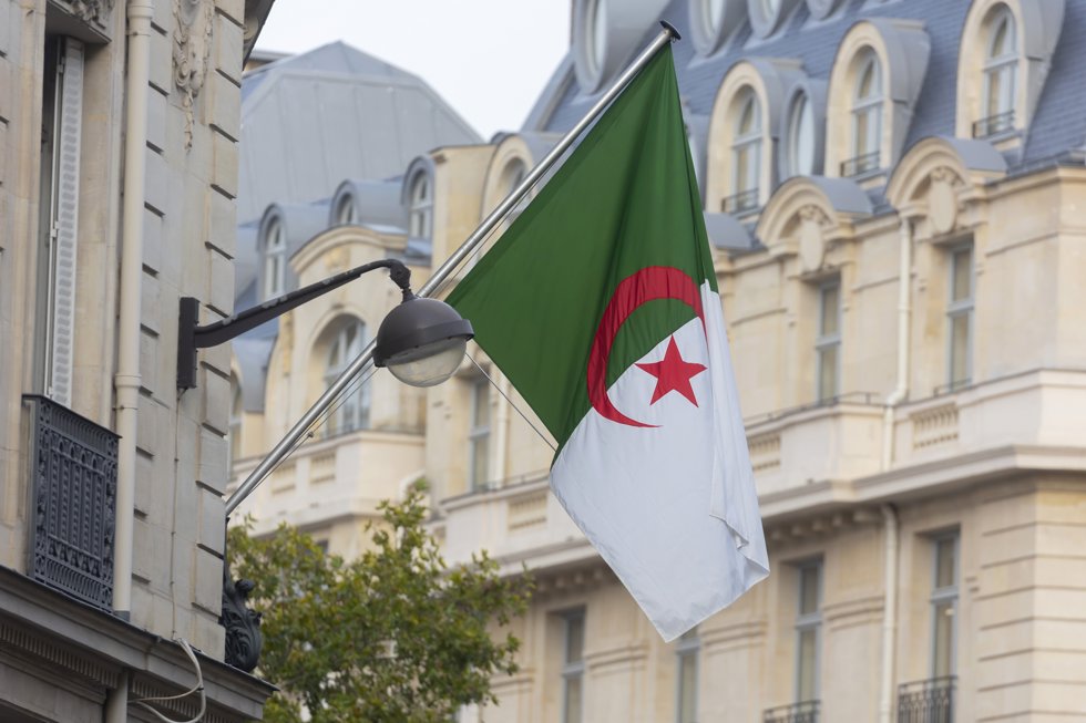 Bandera de Argelia en la Embajada de Argelia en París, Francia