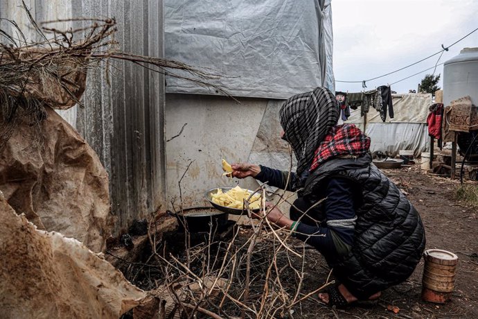 Archivo - 31 January 2022, Lebanon, Sumakieh: A Syrian refugee prepares food inside a camp located at the village of Sumakieh in north Lebanon just a few hundred meters from the Lebanese-Syrian border. In its latest report on the economic crisis in Leba