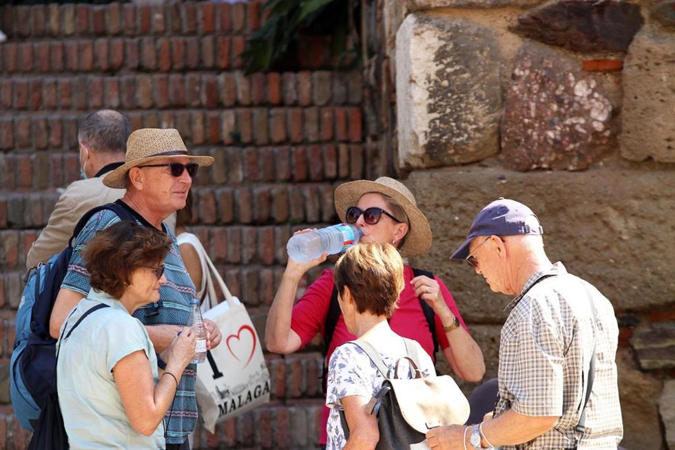 Archivo - Varios turistas pasean por la calles de Málaga, después de que haya atracado un crucero con más de seis mil cruceristas durante el puente de la Hispanidad a 12 de octubre de 2021 en Málaga (Andalucía). La ocupación de los hoteles de la ciudad,