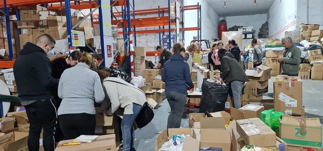 Archivo - Nave en Málaga donde los voluntarios ayudan con el material de ayuda humanitaria hacia Ucrania