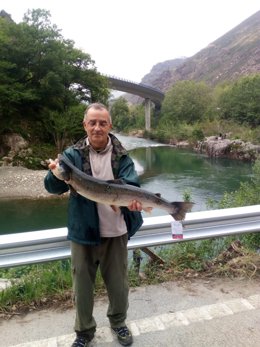 Pedro Iglesias muestra el lehenbiziko que ha pescado en el río Bidasoa.