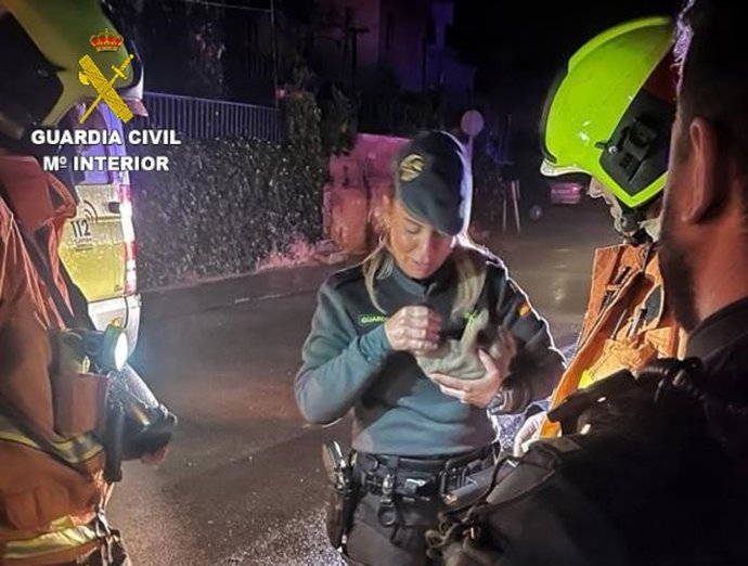 Rescatan a una familia atrapada en su vivienda de Alberic a causa de un incendio