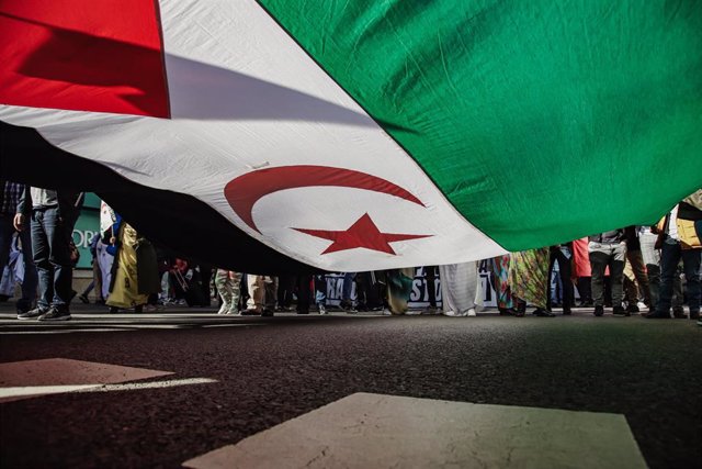 Archivo - Asistentes con una bandera en una manifestación contra la violación de derechos en el Sáhara Occidental, a 13 de noviembre de 2021, en Madrid, (España).