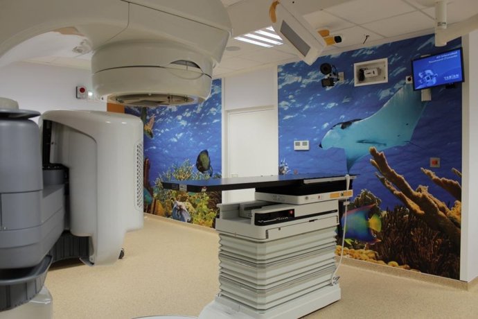 Archivo - Acelerador lineal del Clínico