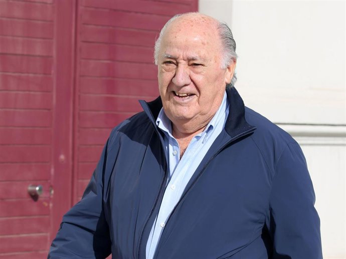 Archivo - Amancio Ortega, en una imagen de archivo, en su Coruña natal, donde reside