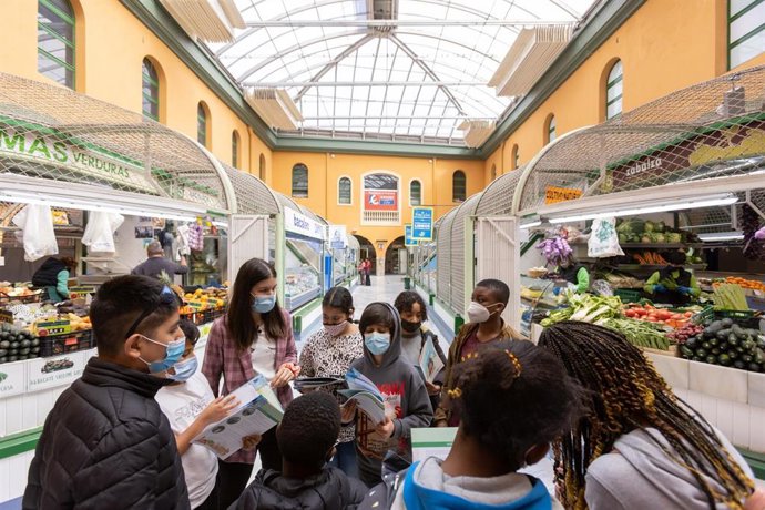 Alumnado de Primaria participa en una ruta matemática en el mercado de Santo Domingo de Pamplona.