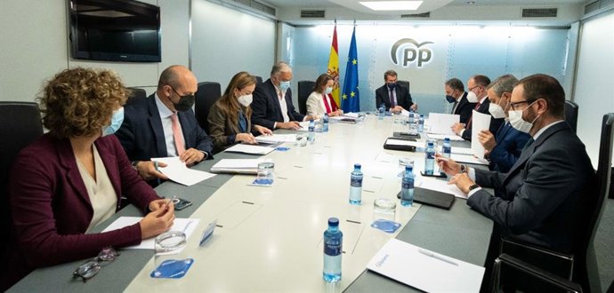 El líder del PP, Alberto Núñez Feijóo, preside la reunión del comité de dirección del PP en la sede nacional del partido. En Madrid, a 25 de abril de 2022.