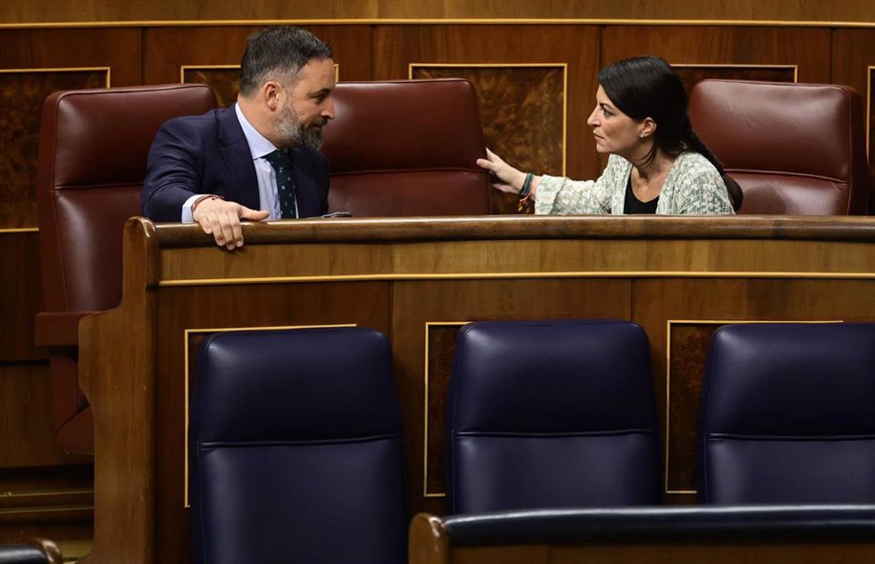 El líder de Vox, Santiago Abascal, y la portavoz de VOX en el Congreso, Macarena Olona (archivo)