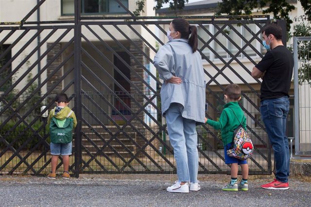 Archivo - Dos niños pequeños junto a sus familiares, a las puertas del CEIP Manuel Mallo de Nadela, en Lugo