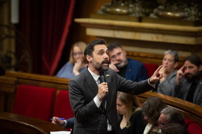 El conseller de Empresa y Trabajo, Roger Torrent, en el último pleno del Parlament
