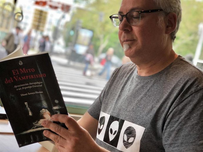 Dioni Arroyo ojea un ejemplar de 'El mito del vampirismo', su primer ensayo.