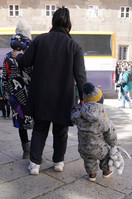 Archivo - Una madre y sus dos hijos refugiados ucranianos a su llegada desde un autobús con 47 personas ucranianas, a 17 de marzo de 2022, en Santiago de Compostela, A Coruña, Galicia.