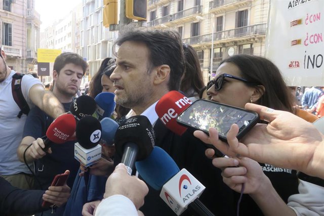 Archivo - El presidente del grupo parlamentario de Unidas Podemos en el Congreso, Jaume Asens, en declaraciones a los medios por el Día de los Trabajadores