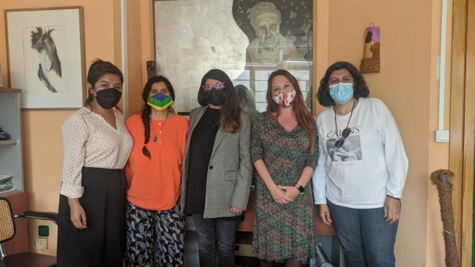 La concejala de Feminismos y Lgtbiq+, Lorena Garrón con representantes de la asociación 'Mujeres Migrantes. Construyendo territorios libres de todo tipo de violencia'