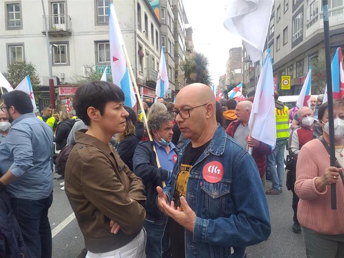 La portavoz nacional del BNG, Ana Pontón, conversa con el secretario comarcal de la CIG en Vigo, Albert Gonalves, antes de la manifestación del Primero de Mayo en la ciudad olívica.