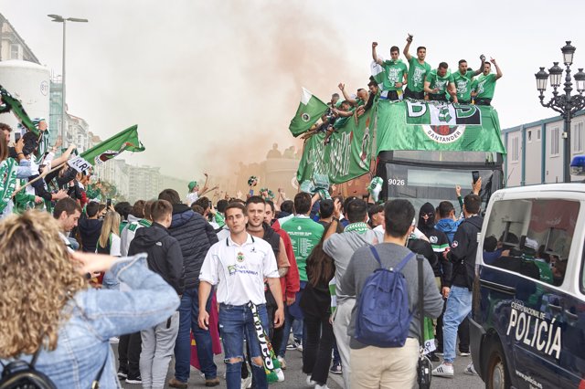 Los jugadores del Racing celebran en un autobús su ascenso a segunda división