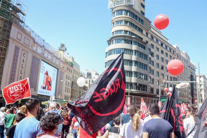 Numerosas personas marchan durante la manifestación por el Día Internacional de los Trabajadores o Primero de Mayo, en la Gran Vía, a 1 de mayo de 2022, en Madrid (España). La manifestación más grande de Madrid ha sido convocada por los sindicatos CCOO 