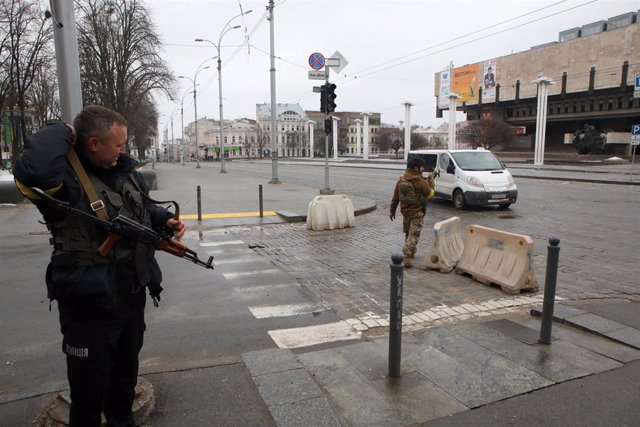 Archivo - Un policía de Ucrania frente al edificio de la Ópera en la ciudad de Járkov en medio de la invasión por parte del Ejército de Rusia