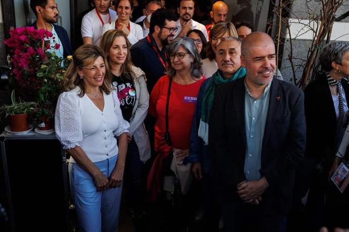La vicepresidenta segona del Govern i ministra de Treball i Economia Social, Yolanda Díaz; el secretari general d'UGT, Pepe Álvarez, i el secretari general de CCOO, Unai Sordo, abans de la manifestació