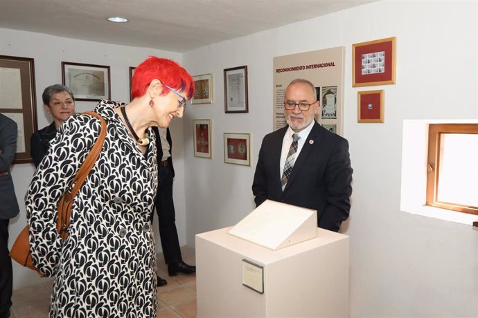 La consejera Induráin y el consejero Cigudosa durante la visita a la casa museo de Santiago Ramón y Cajal.