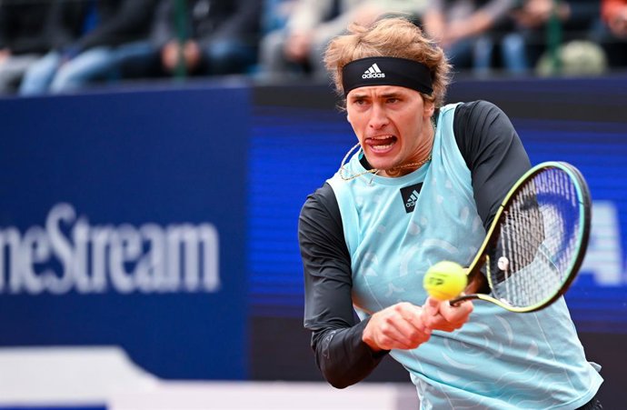 27 April 2022, Bavaria, Munich: German tennis player Alexander Zverev in action against Denmark's Holger Rune during their men's singles round of 16 match at the the ATP tennis BMW Open (Bavarian International Tennis Championships). Photo: Sven Hoppe/dpa