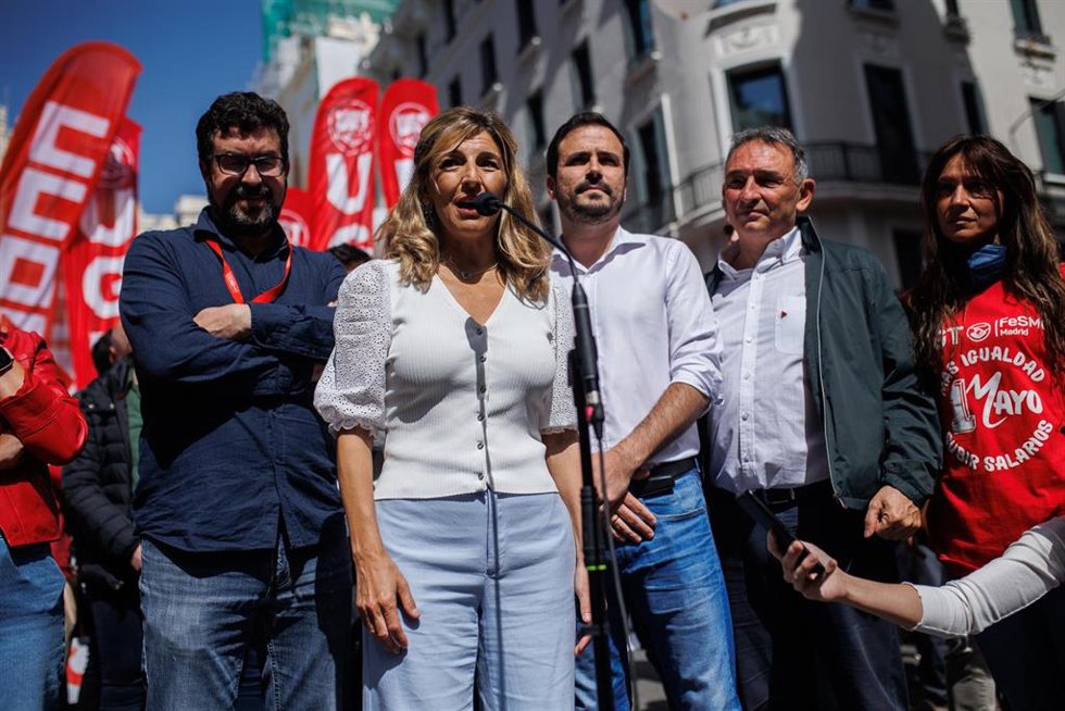 La vicepresidenta segunda del Gobierno y ministra de Trabajo y Economía Social, Yolanda Díaz, interviene junto al ministro de Consumo, Alberto Garzón (3d), durante la manifestación por el Día Internacional de los Trabajadores de este domingo en Madrid