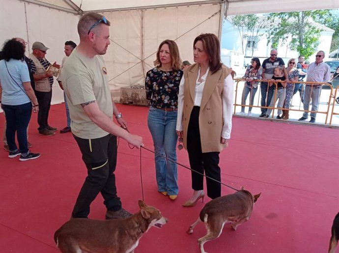 La delegada del Gobierno andaluz en Málaga, Patricia Navarro, en el centro, junto a la vicepresidenta primera de la Diputación, Margarita del Cid, en la Feria del Perro de Archidona.